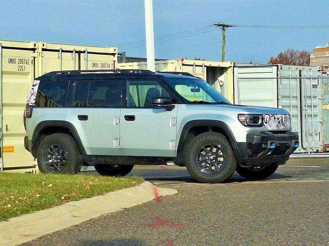 Jeep Recon EV 2025 Jeep Recon SUV EV spied in most revealing looks yet and 3 colors 2025-jeep-recon-ev-suv-spy-photo-