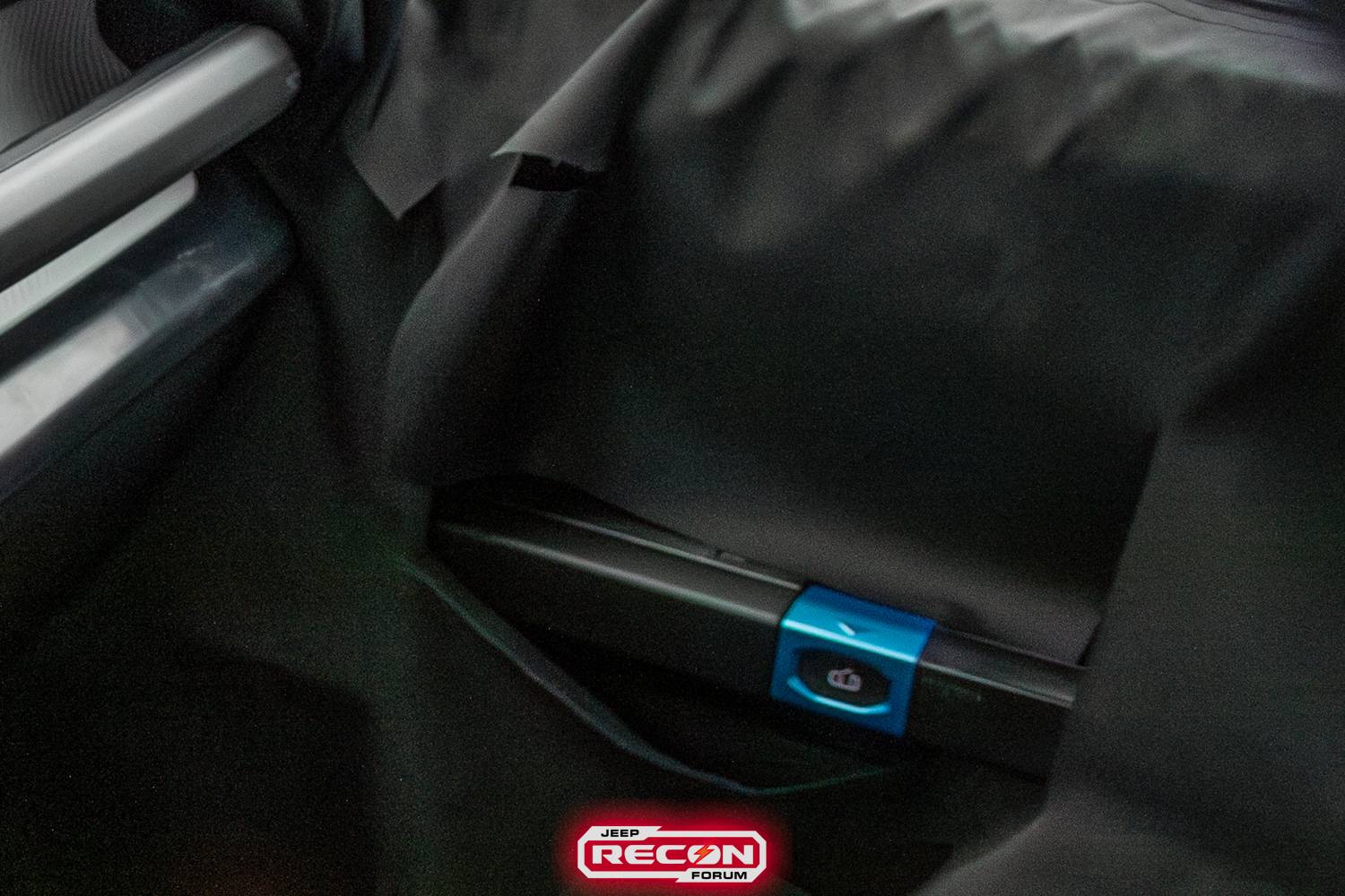 Jeep Recon EV Jeep Recon 4xe INTERIOR First Look! + Driving Modes jeep-recon-interior-fully-uncovered-spied-9